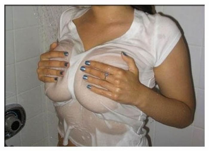 Девушки в мокрых футболках (75 фото)