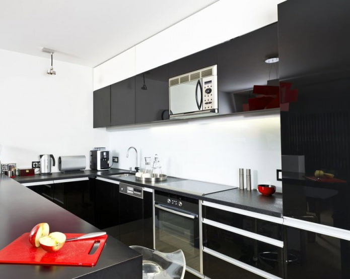 черно-белый интерьер кухни с добавлением красного цвета
