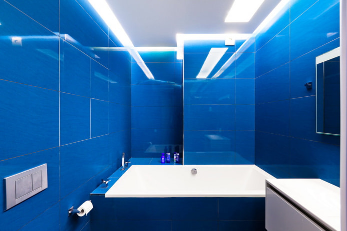 ярко-синяя плитка в ванной