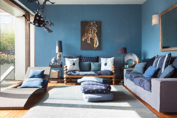 синие подушки на диване